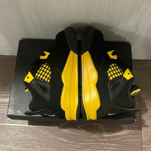 Jordan 4 Retro Thunder 2023 (TD) - Picture 9 of 9